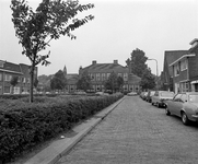 855937 Gezicht op het Van Beuningenplein te Utrecht, met op de achtergrond de voorgevel van de Jules Verneschool ...